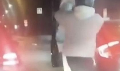 Genç Kadın Motosiket Sürücüsünü Tokatladı