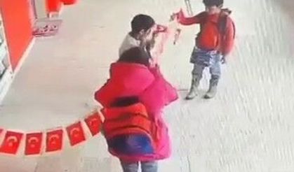 Minik Çocuklar Yere Düşen Bayrak İçin Seferber Oldular