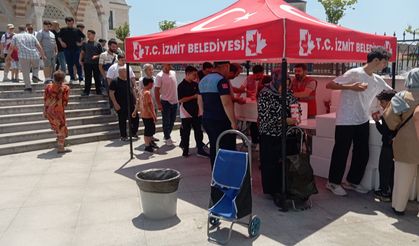 İzmit’te Cuma çıkışı aşure ikramı