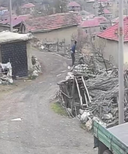 Yerde Yatan Karısına Acımasızca Saldırdı