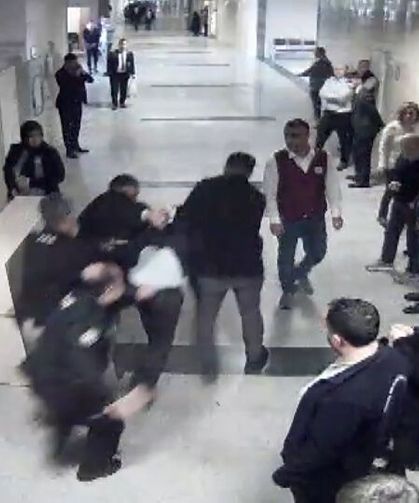 Adliyede Savcı, Hakimi Vurdu: O Anların Görüntüleri Ortaya Çıktı!