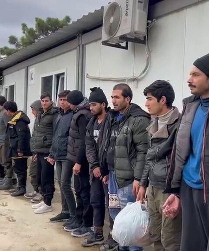 Minibüsün Kasasında 20 Düzensiz Göçmen Yakalandı