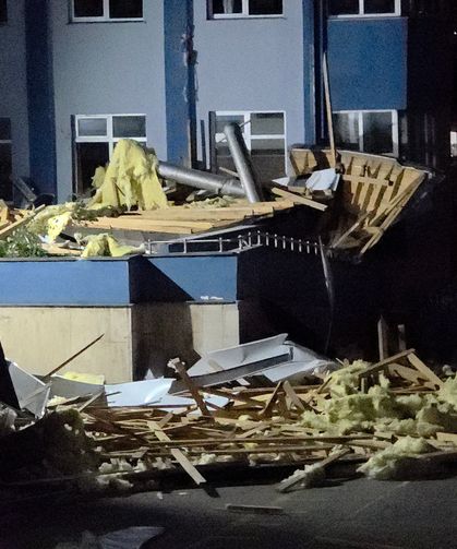 Kuvvetli Rüzgar Okulun Çatısını Uçurdu