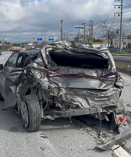 D-100’de Kamyon Çarptı, Otomobil Pres Gibi Ezildi