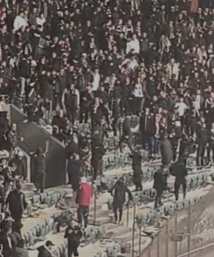 Deplasman tribününde arbede çıktı; Emniyet geri çekildi