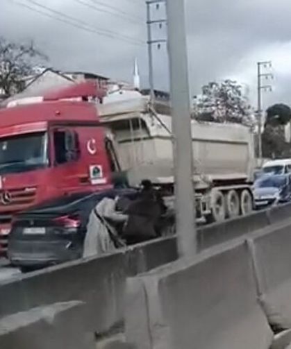 D-100’de Tır ile Otomobil Çarpıştı