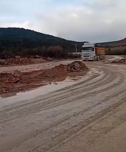 Bağlantı yolu bataklığa döndü, sürücüler isyanda