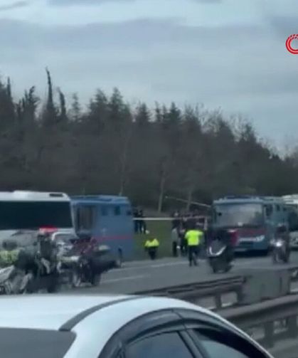 TEM'de Tutuklu Taşıyan 4 Araç Birbirine Girdi