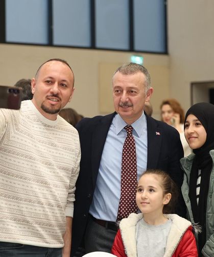 Büyükakın'dan sağlıkçılara: "Siz sadece meslek değil insanlık görevi yapıyorsunuz"