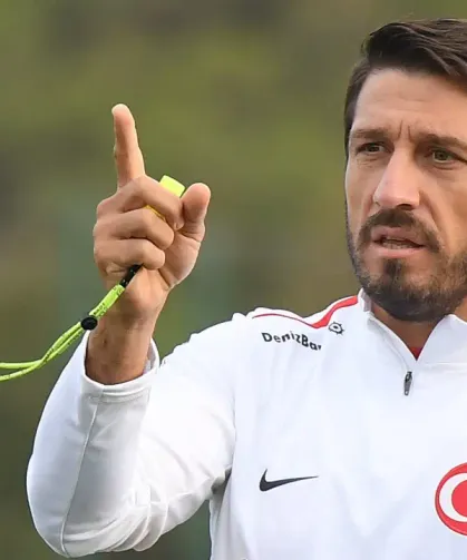 Milli maçta korku dolu anlar: Egemen Korkmaz saha kenarında yere yığıldı