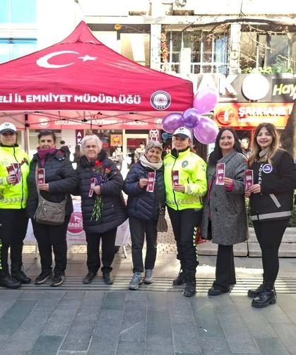 CHP’li kadınlardan KADES bilgilendirmesi yapan polislere teşekkür