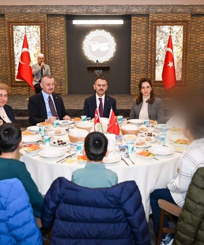 Vali Aktaş ve Büyükakın çocuklarla aynı sofrada