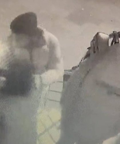 Arkadaşının Babası Cami Kapısında Dövdü