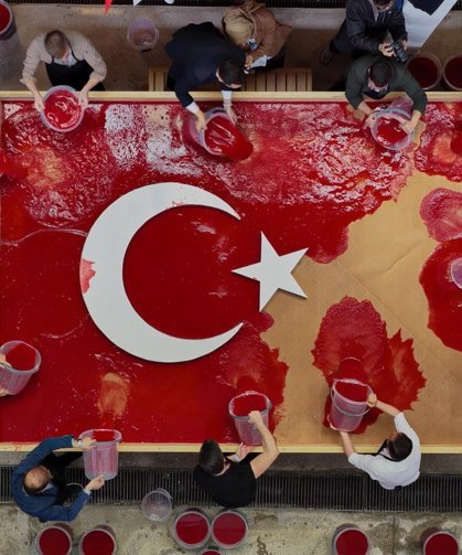 Kocaeli’de Kağıttan Dev Türk Bayrağı Yapıldı