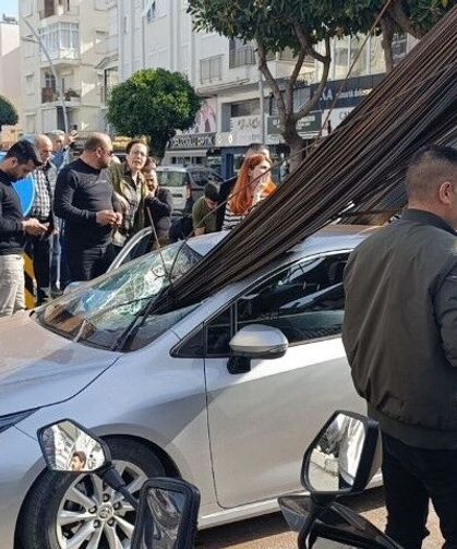 Kamyondaki demirler otomobile saplandı