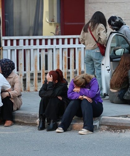 Kahreden Bekleyiş: Aileler Hastane Önünde Bekliyor