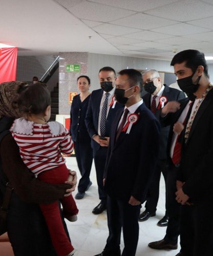 Vali Aktaş’tan Duygulandıran Ziyaret: Hastane Sınıfında Buluşma