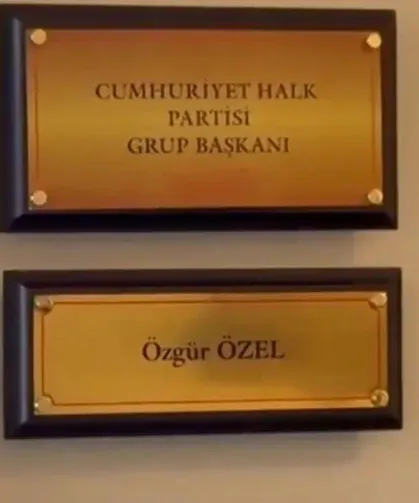 Özgür Özel’in TBMM’deki Tabelası Değiştirildi