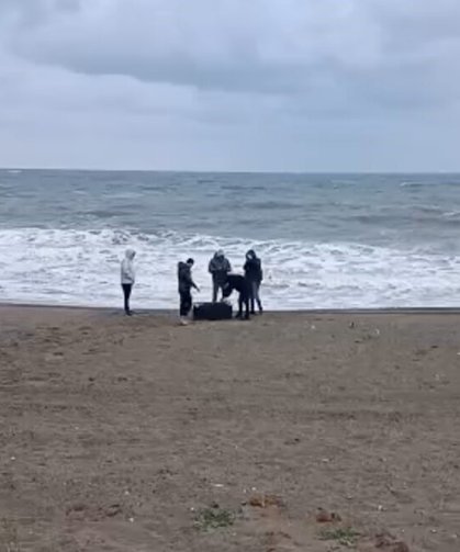 Sahilde bulunan çanta büyük operasyonu başlattı