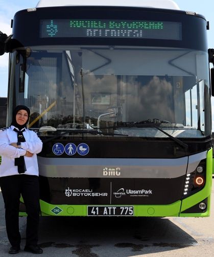 Kocaeli’nin Direksiyonundaki Anneler Hem Yol Taşıyor Hem Hayata Yetişiyor