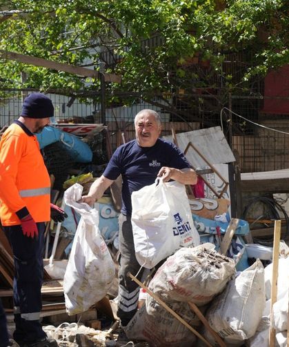 Gebze’de Bahçeden 12 Kamyon Atık Çıkarıldı
