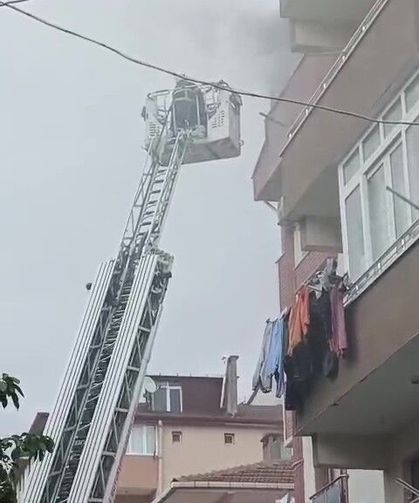 Kocaeli'de yangın paniği: Bina sakinleri sokağa döküldü