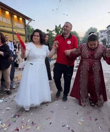 Bir gece, bir hayal, yüzlerde tebessüm
