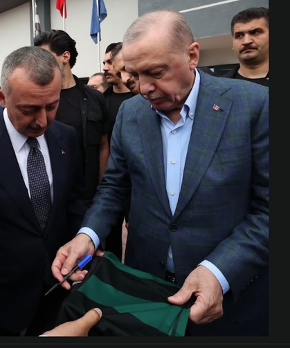 Büyükakın, müze için Cumhurbaşkanı Erdoğan’a forma imzalattı