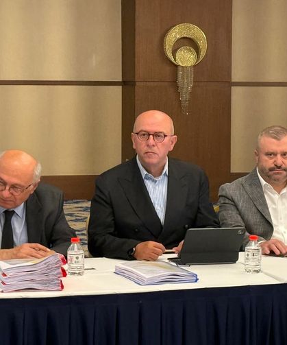 Kravatı çıkardı, mesajı verdi: “Buradan eyleme gideceğiz”