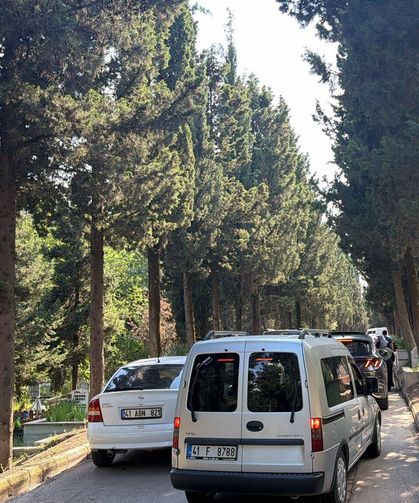 Bayramın en kalabalık alanlarında araç kuyrukları
