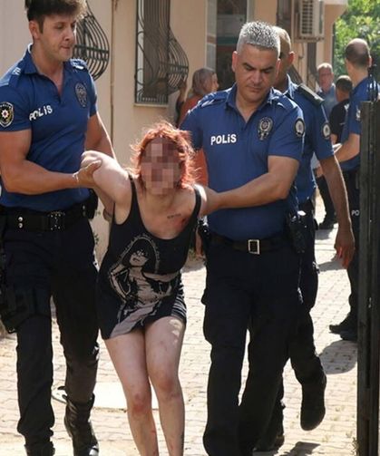 Evi Yakıp Kendini İçeri Kilitledi