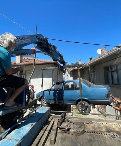 Freni Tutmayan Otomobil İki Evin Arasına Düştü