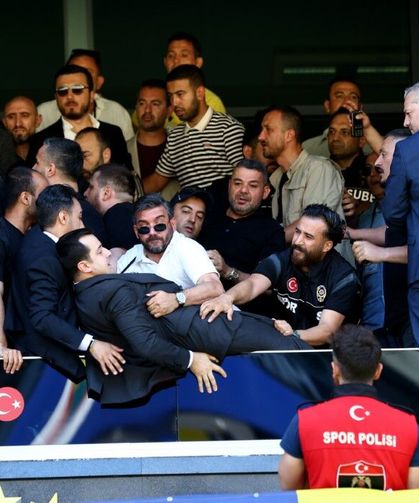Fenerbahçe Kongresinde İki Grup Birbirine Girdi