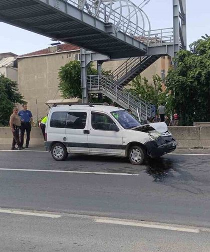 Karamürsel'de Hafif Ticari Araç Otomobile Çarptı: 2 yaralı