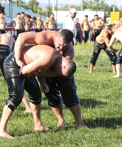Kocaeli’de Er Meydanı Kuruldu: 1700 Pehlivan Kol Bağladı