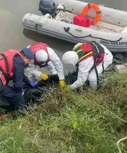 Nehir Kenarında Çürümüş Ceset Bulundu