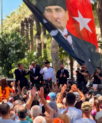 Özgür Özel’den İzmir’de “yeni yürüyüş” mesajı