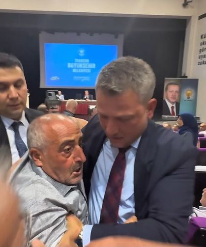 AK Partili Başkanı Eleştirdi, Yaka Paça Dışarı Atıldı