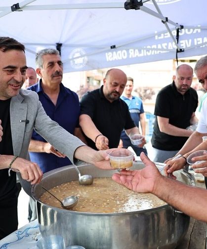 Başkan Özlü’den pazar esnafı ve vatandaşlara aşure ikramı