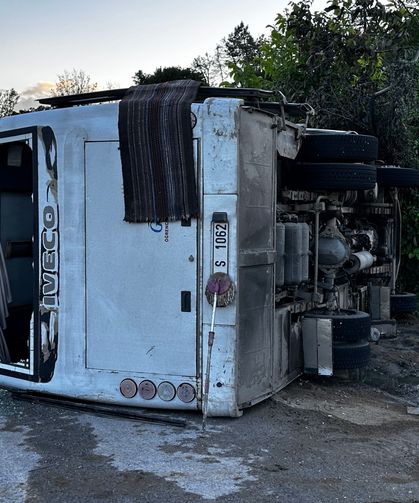 İşçi midibüsü tırla çarpışıp devrildi: 13 yaralı