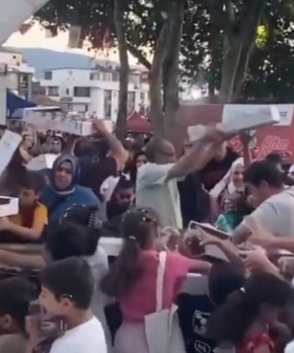 Körfez'de 52'inci Kiraz Festivali'nde kirazlar yağmalandı