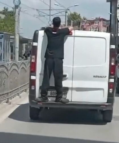İzmit’te hareket hâlindeki aracın arkasında tehlikeli yolculuk