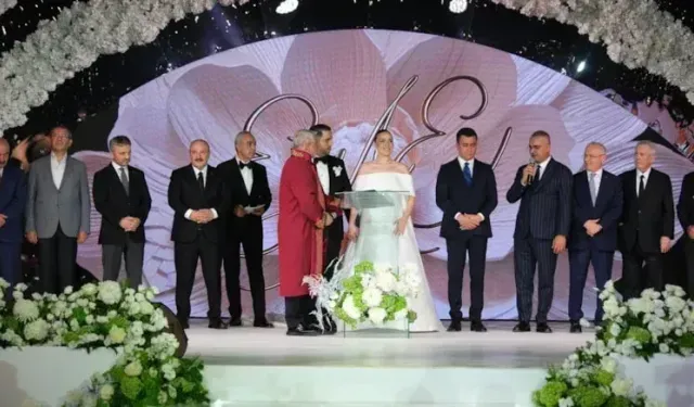 Jet Sosyete Bu Kez Ahlatcı Ailesinin Düğününde Buluştu!