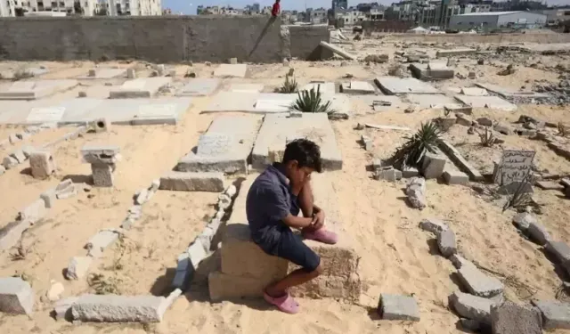 Binlerce Kişi Mezarlıklarda Yaşam Mücadelesi Veriyor