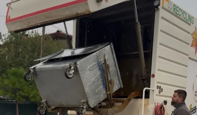Kartepe’de çöp konteynerleri özel araçla dezenfekte ediliyor