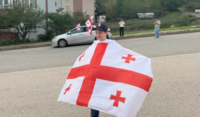 GÜRCÜ TARAFTARLAR TAKIMINI BÖYLE KARŞILADI