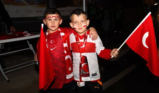 Büyükşehir’den milli maça binlerce bayrakla destek