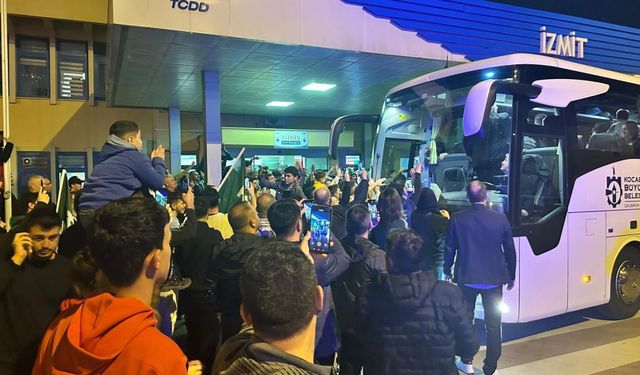 Taraftarlar Tren Garını Bayram Yerine Çevirdi