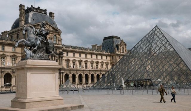 Louvre Müzesi'ni Soydular