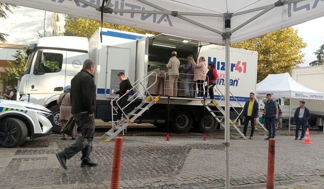 Soğuk gecede Sındırgılılara Büyükşehir’den sıcak bir destek; Hızır 41, tüm gücüyle deprem bölgesinde